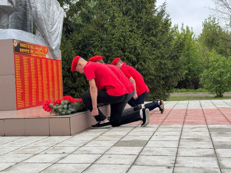 Торжественная линейка: "80-летию Победы посвящается...".