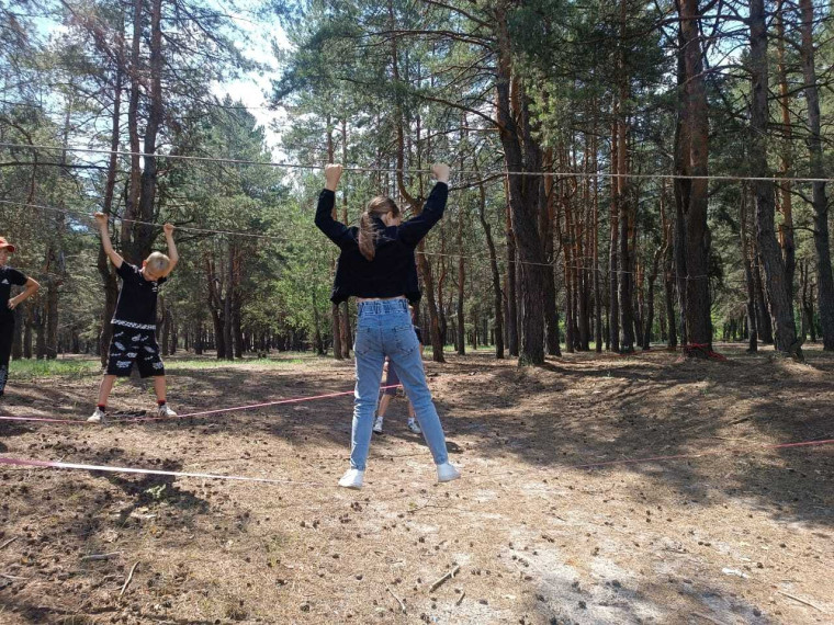 " По узенькой дорожке".
